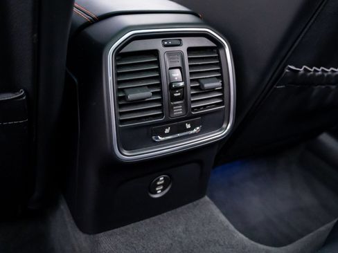 Certified 2023 Porsche Macan S AWD/4WD image 18