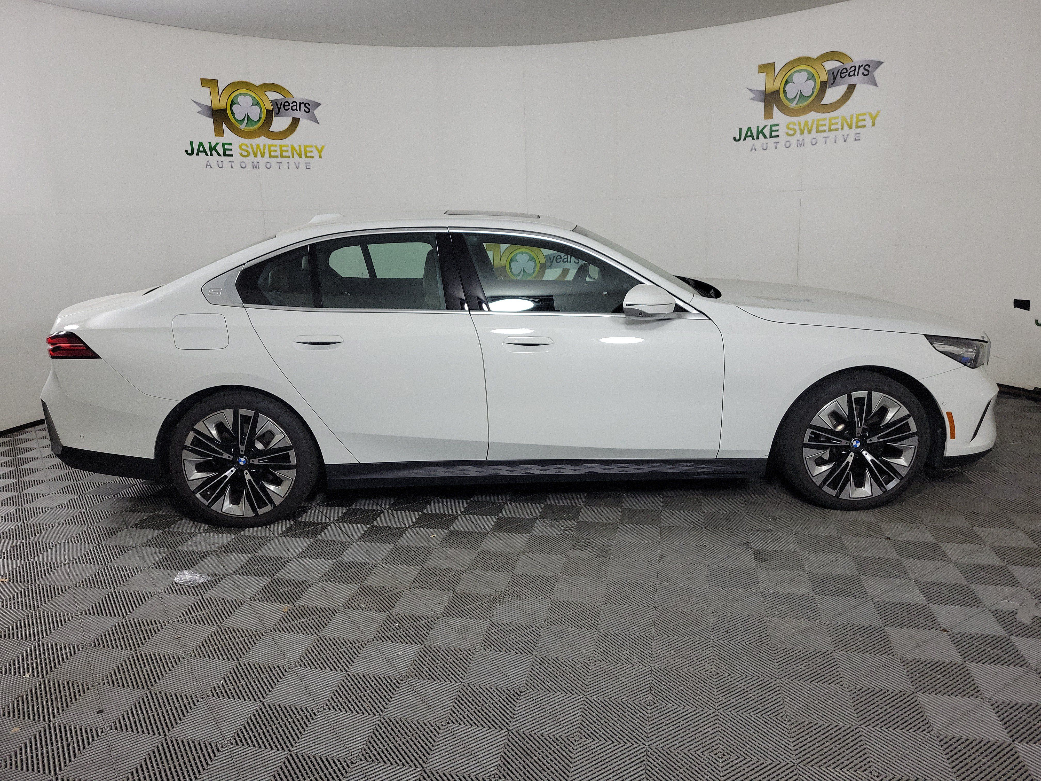 Certified 2024 BMW 530i xDrive w/ Premium Package AWD/4WD image 4