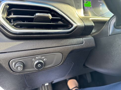 Used 2022 Chevrolet Bolt EUV LT w/ Comfort Package image 19