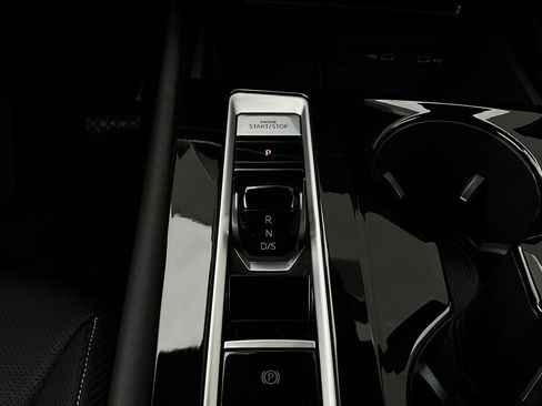 Used 2025 Volkswagen Atlas Cross Sport SE image 25