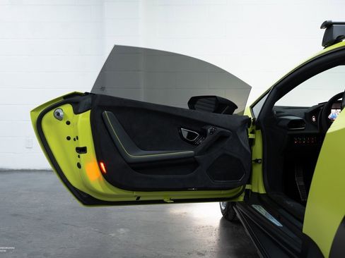 Used 2024 Lamborghini Huracan Sterrato image 21