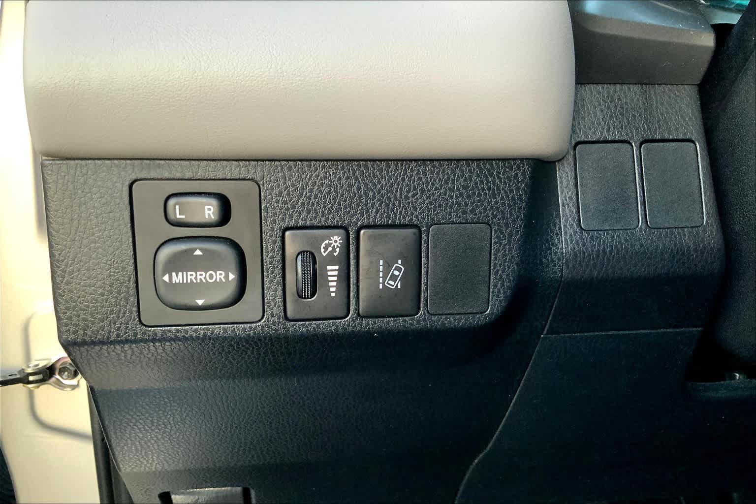 Used 2018 Toyota RAV4 XLE w/ Plus Extra Value Package FWD image 33