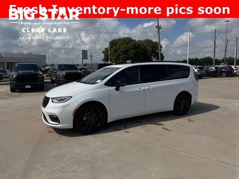 Used 2025 Chrysler Pacifica Limited FWD image 1