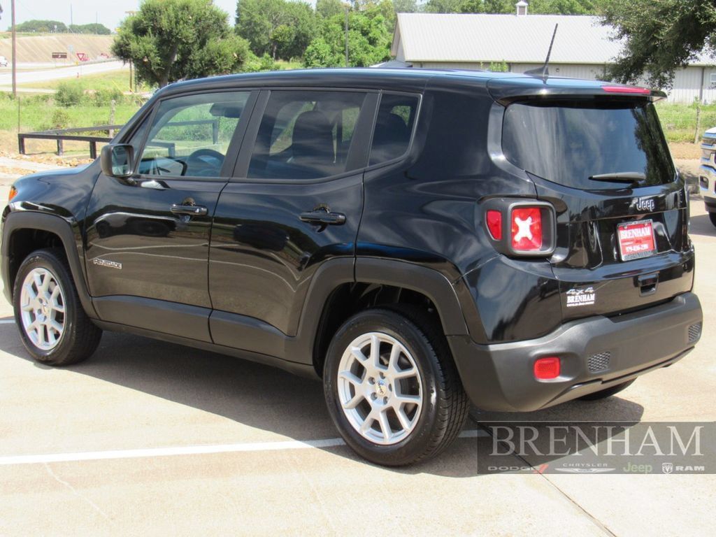 Used 2023 Jeep Renegade Latitude AWD/4WD image 3