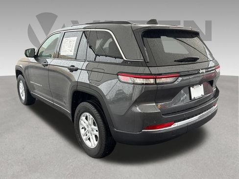 Used 2025 Jeep Grand Cherokee Laredo RWD image 3