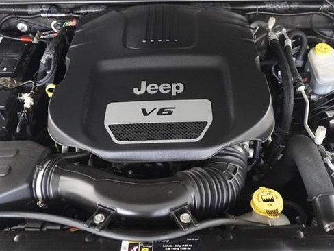 Used 2017 Jeep Wrangler Unlimited Sahara w/ Connectivity Group AWD/4WD image 27