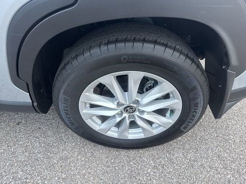 Used 2024 Toyota Corolla Cross LE w/ Moonroof Package image 12