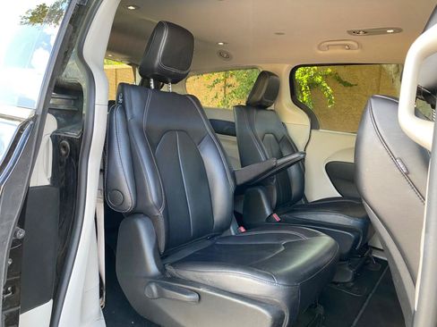 Used 2024 Chrysler Pacifica Limited FWD image 42