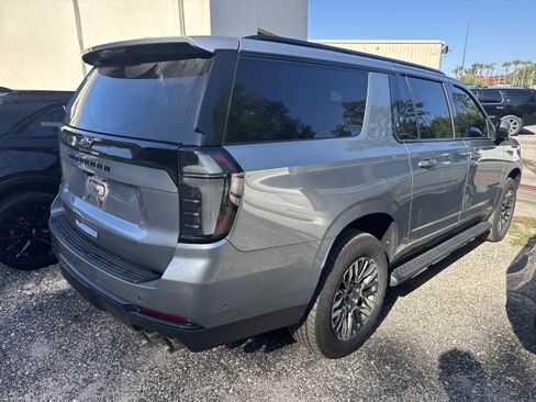 Used 2025 Chevrolet Suburban Z71 w/ Comfort Package AWD/4WD image 4