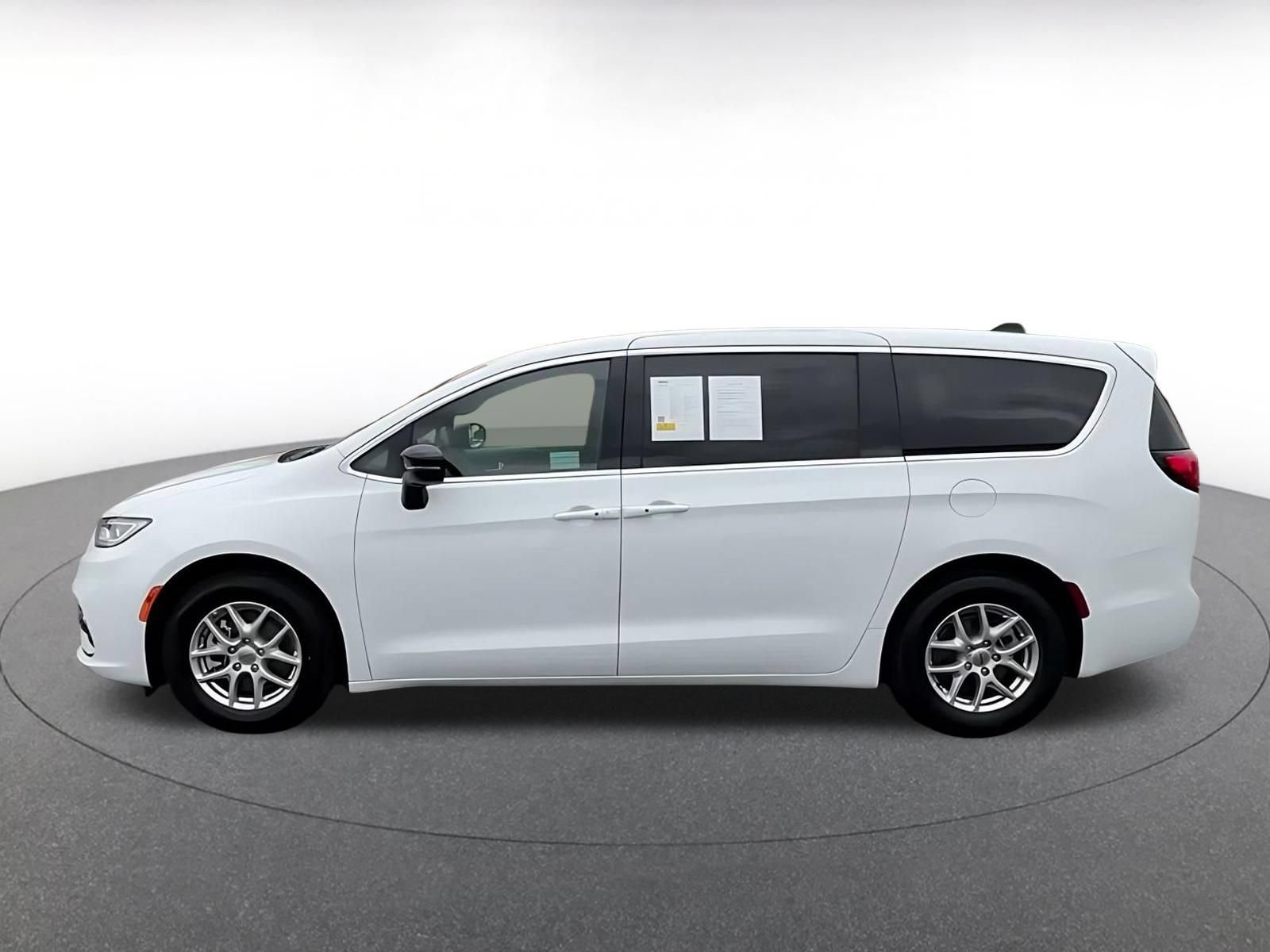 Used 2025 Chrysler Pacifica Select FWD image 8