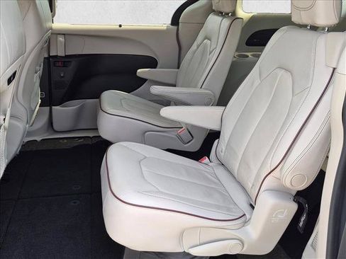 Used 2018 Chrysler Pacifica Limited w/ Advanced Safetytec Group FWD image 21