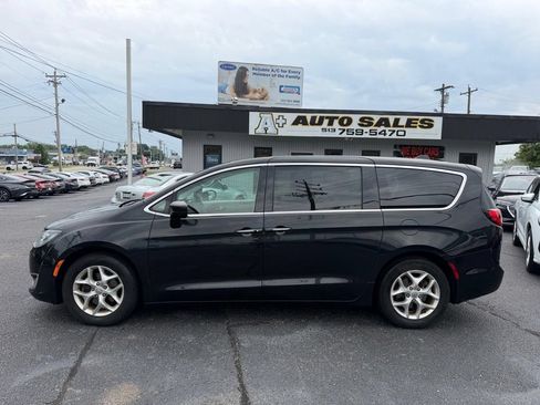 Used 2017 Chrysler Pacifica Touring Plus w/ Tire & Wheel Group FWD image 1