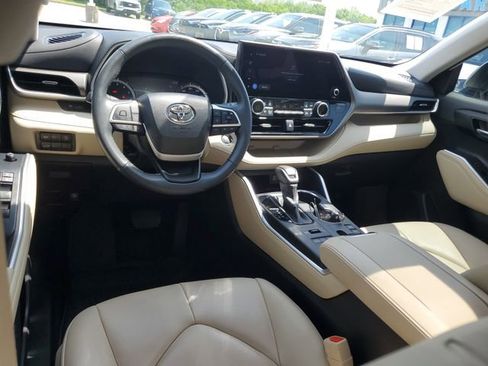 Used 2023 Toyota Highlander XLE AWD/4WD image 10