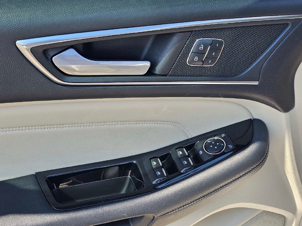 Used 2017 Ford Edge Titanium w/ Equipment Group 301A FWD image 16