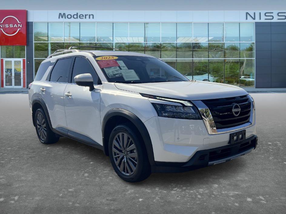 Certified 2025 Nissan Pathfinder SL w/ SL Premium Package FWD image 3