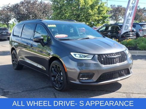 Certified 2023 Chrysler Pacifica Touring-L w/ S Appearance Package AWD/4WD image 3