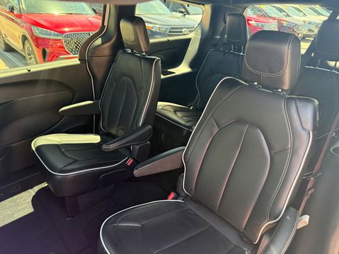 Used 2025 Chrysler Pacifica Limited FWD image 26