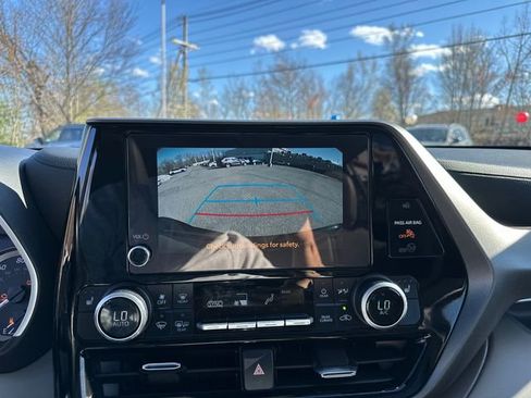 Used 2024 Toyota Highlander XLE AWD/4WD image 45