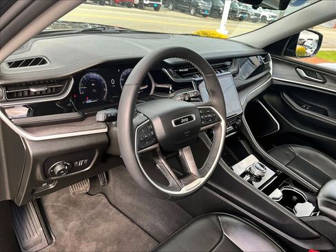 Used 2023 Jeep Grand Cherokee L Limited w/ Luxury Tech Group II image 7