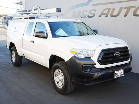 Used 2022 Toyota Tacoma SR image 3