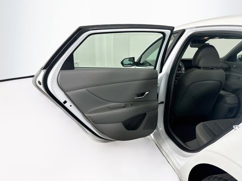 Used 2025 Hyundai Elantra SEL FWD image 28