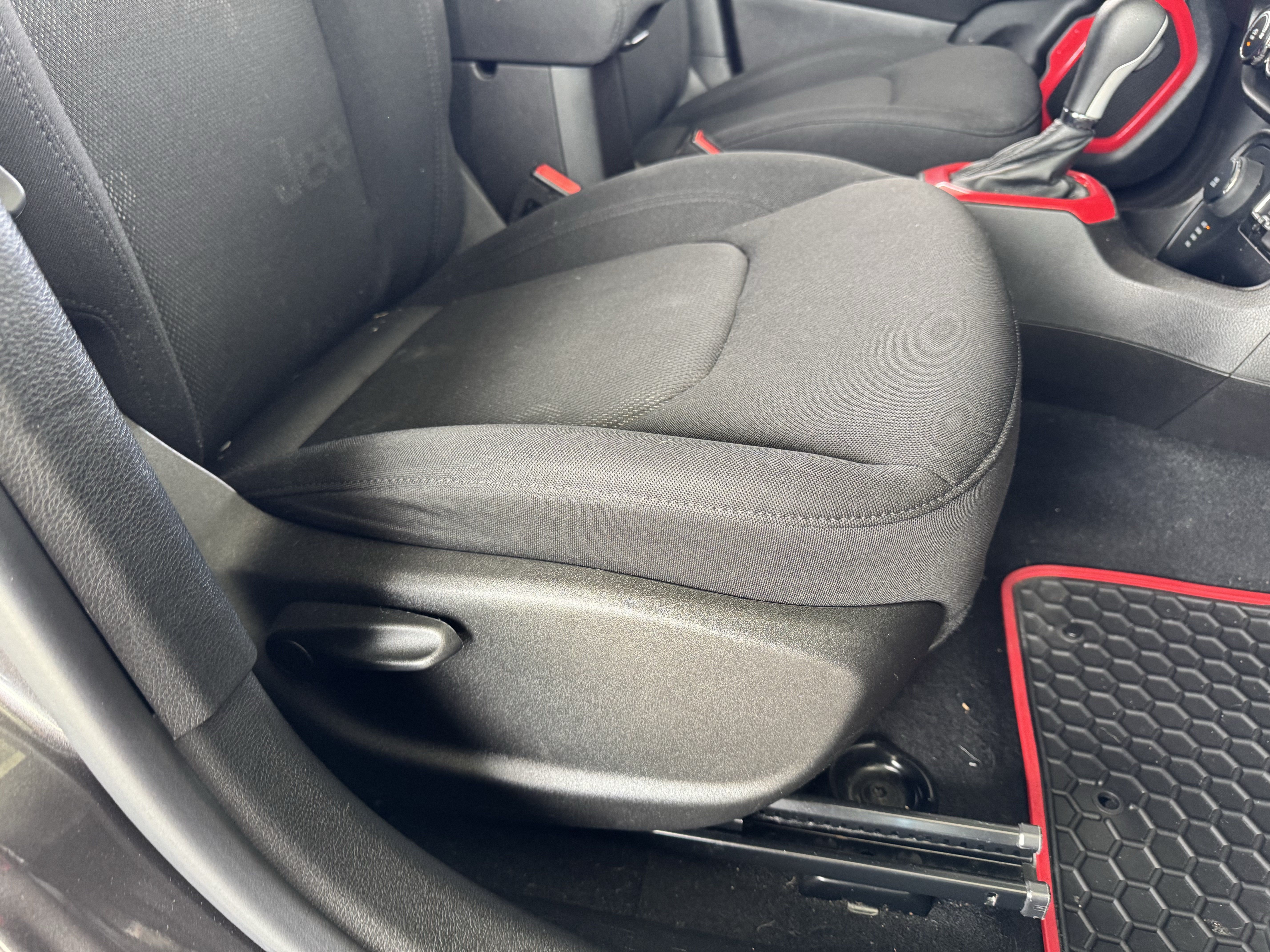 Used 2017 Jeep Renegade Latitude AWD/4WD image 23