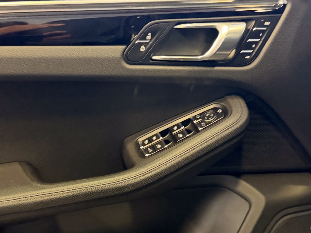 Certified 2023 Porsche Macan AWD/4WD image 14