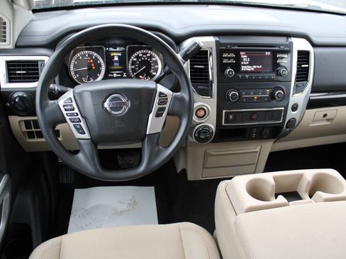 Used 2018 Nissan Titan SV image 16