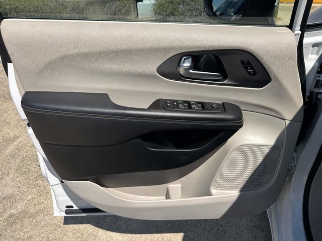Used 2023 Chrysler Pacifica Touring-L FWD image 25