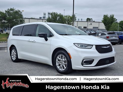 Used 2024 Chrysler Pacifica Touring-L image 1