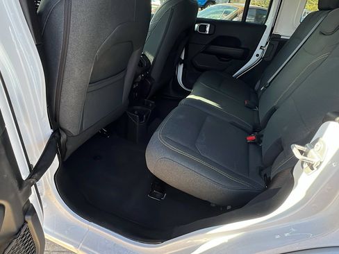 Used 2025 Jeep Wrangler Sahara image 23