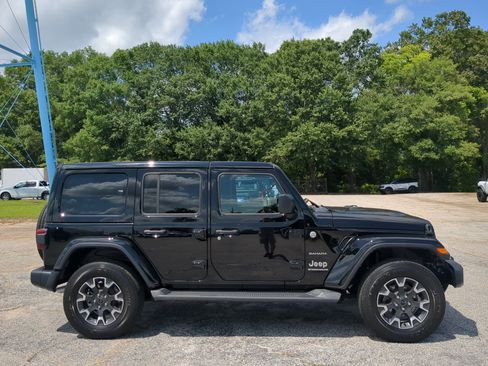 Used 2024 Jeep Wrangler Unlimited Sahara w/ Technology Group AWD/4WD image 2