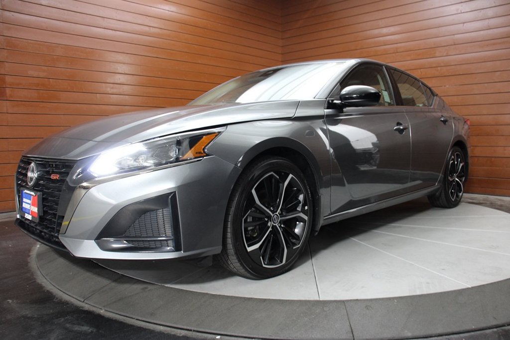 Used 2023 Nissan Altima 2.5 SR w/ SR Premium Package FWD image 1