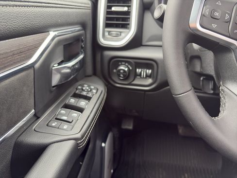 New 2026 RAM 2500 Laramie AWD/4WD image 19