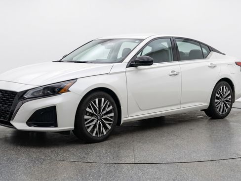 Used 2025 Nissan Altima 2.5 SV FWD image 3