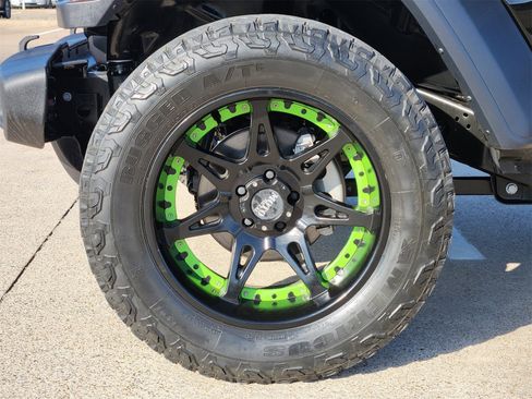 Used 2025 Jeep Wrangler Sport image 9