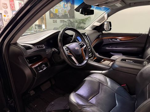 Used 2019 Cadillac Escalade Luxury image 8