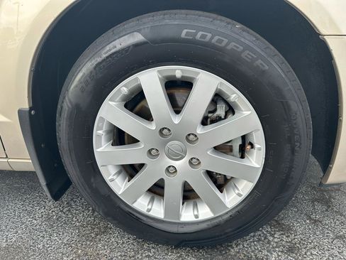 Used 2013 Chrysler Town & Country Touring image 29