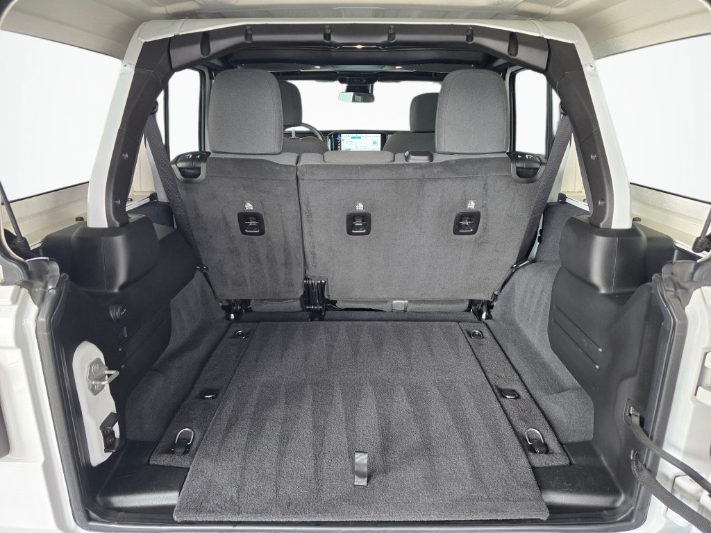 Used 2025 Jeep Wrangler Unlimited Sahara AWD/4WD image 15