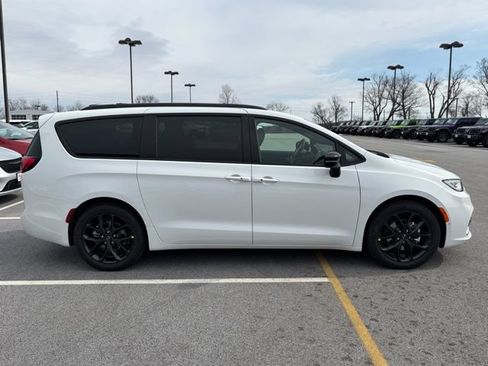 New 2026 Chrysler Pacifica Limited w/ S Appearance Package FWD image 9