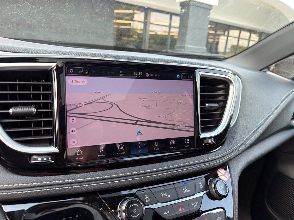 Used 2025 Chrysler Pacifica Limited FWD image 17