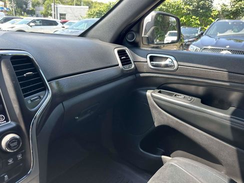 Used 2018 Jeep Grand Cherokee Altitude AWD/4WD image 27