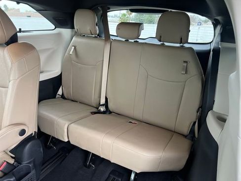 Used 2023 Toyota Sienna Limited image 16