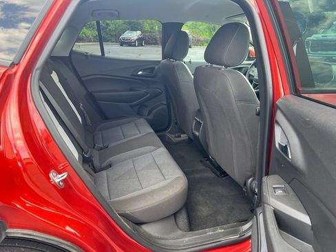 Used 2024 Chevrolet Trax LS w/ LS Convenience Package FWD image 11