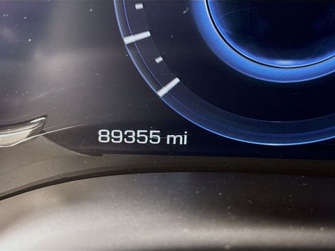 Used 2018 Cadillac Escalade Luxury image 16