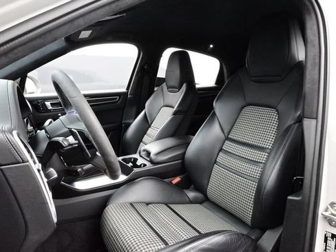 Certified 2021 Porsche Cayenne Turbo S w/ Lightweight Sport Package AWD/4WD image 5