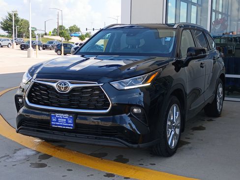 Used 2023 Toyota Highlander Limited AWD/4WD image 3