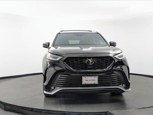 Used 2023 Toyota Highlander XSE FWD image 12