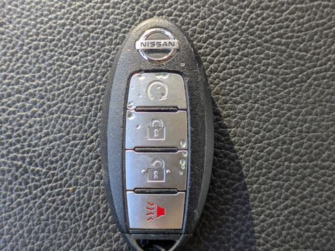 Used 2021 Nissan Titan SV w/ SV Convenience Package image 36