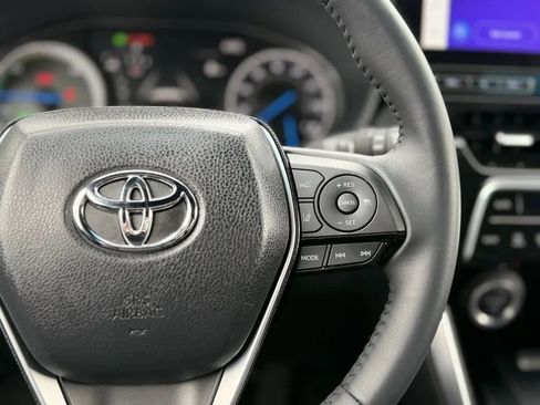 Used 2024 Toyota Venza XLE image 22